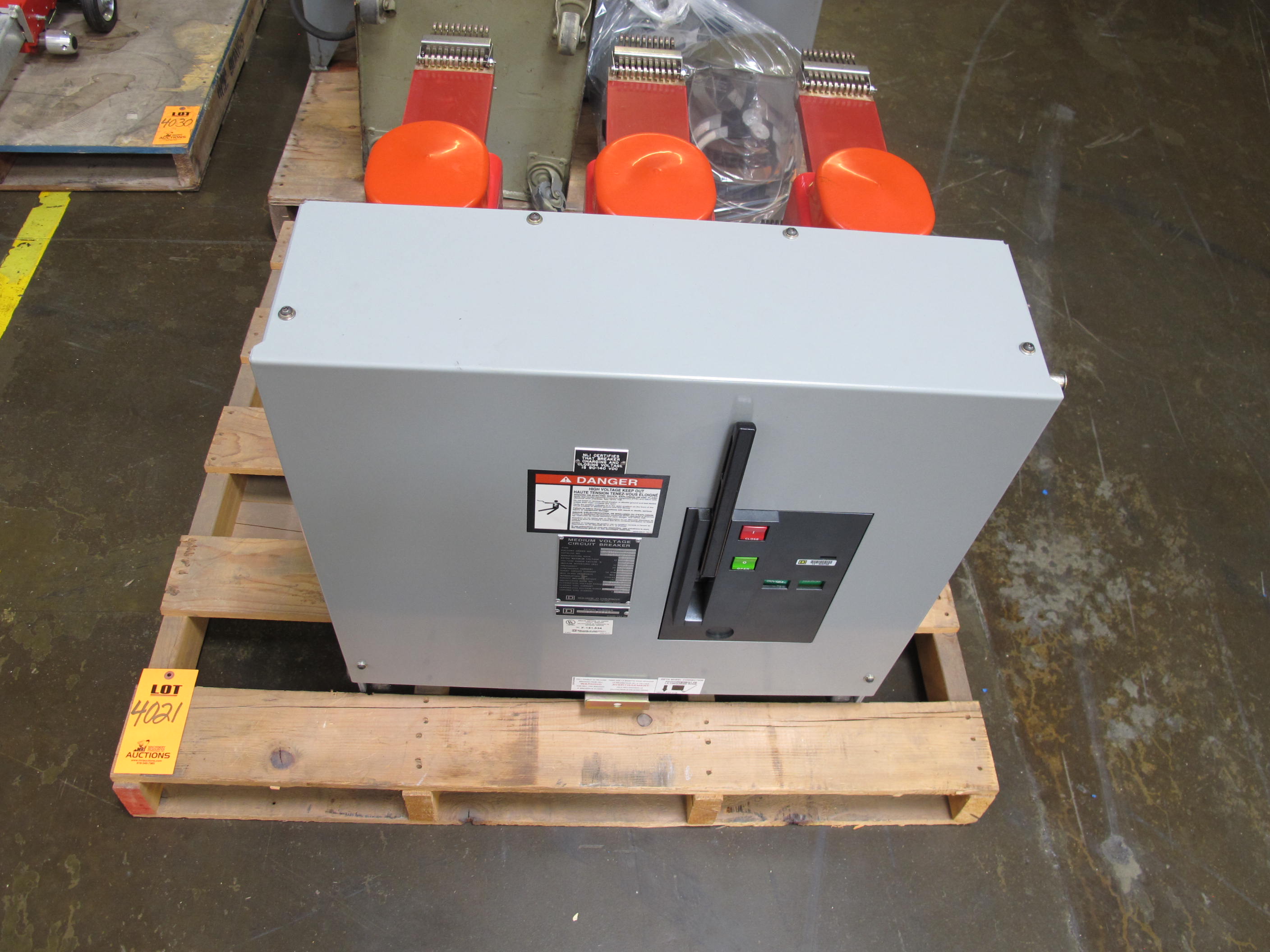 SQUARE-D MEDIUM VOLTAGE CIRCUIT BREAKER, MODEL# F-151, 534, MAX VOLTAGE 15 KV, FREQUENCY 50/60 HZ. LOADING & HANDLING FEE $15-4021